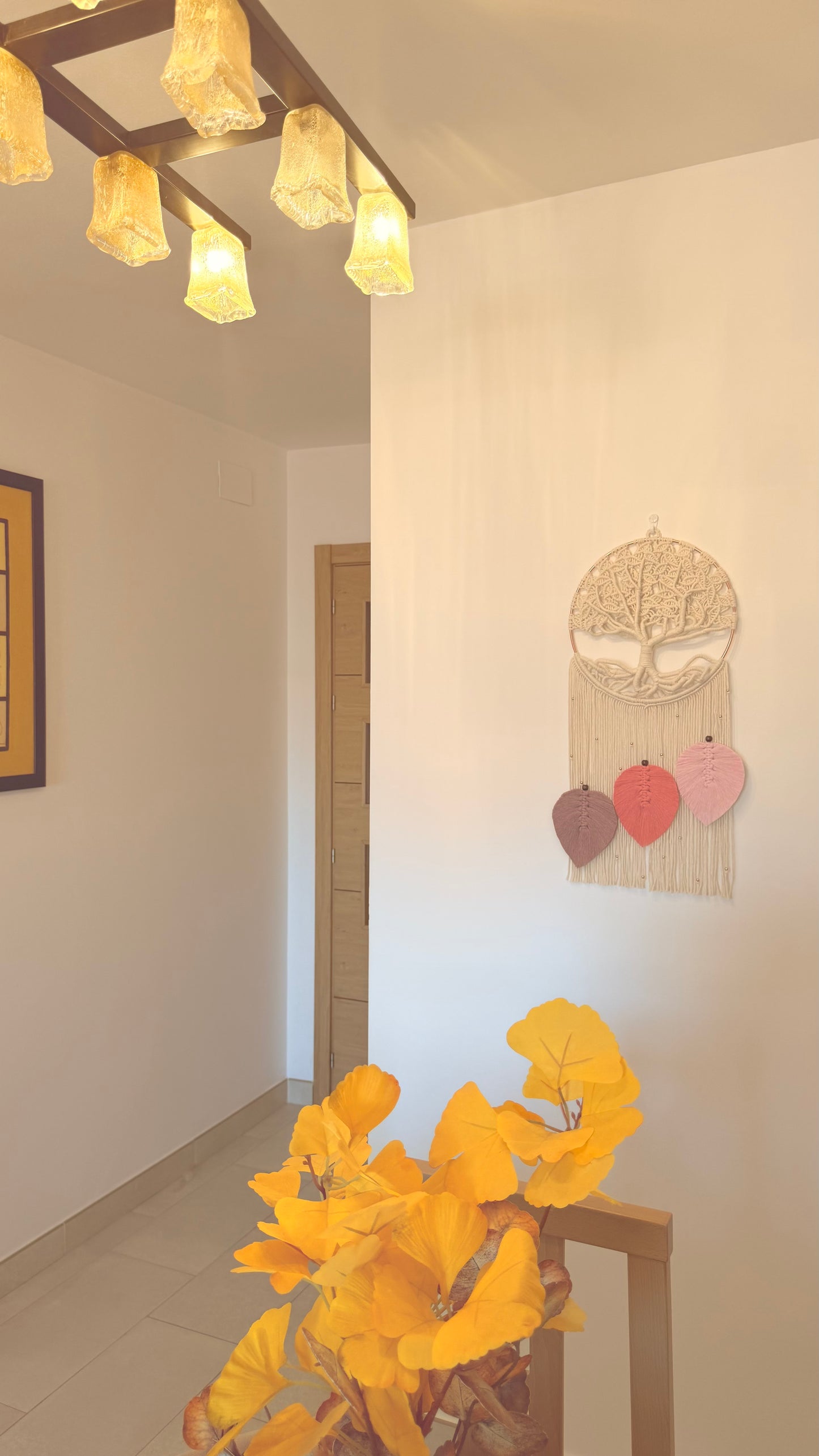 Tapiz Árbol de la Vida en Macramé con Hojas en Escalera y Detalles de Perlas – 30 cm