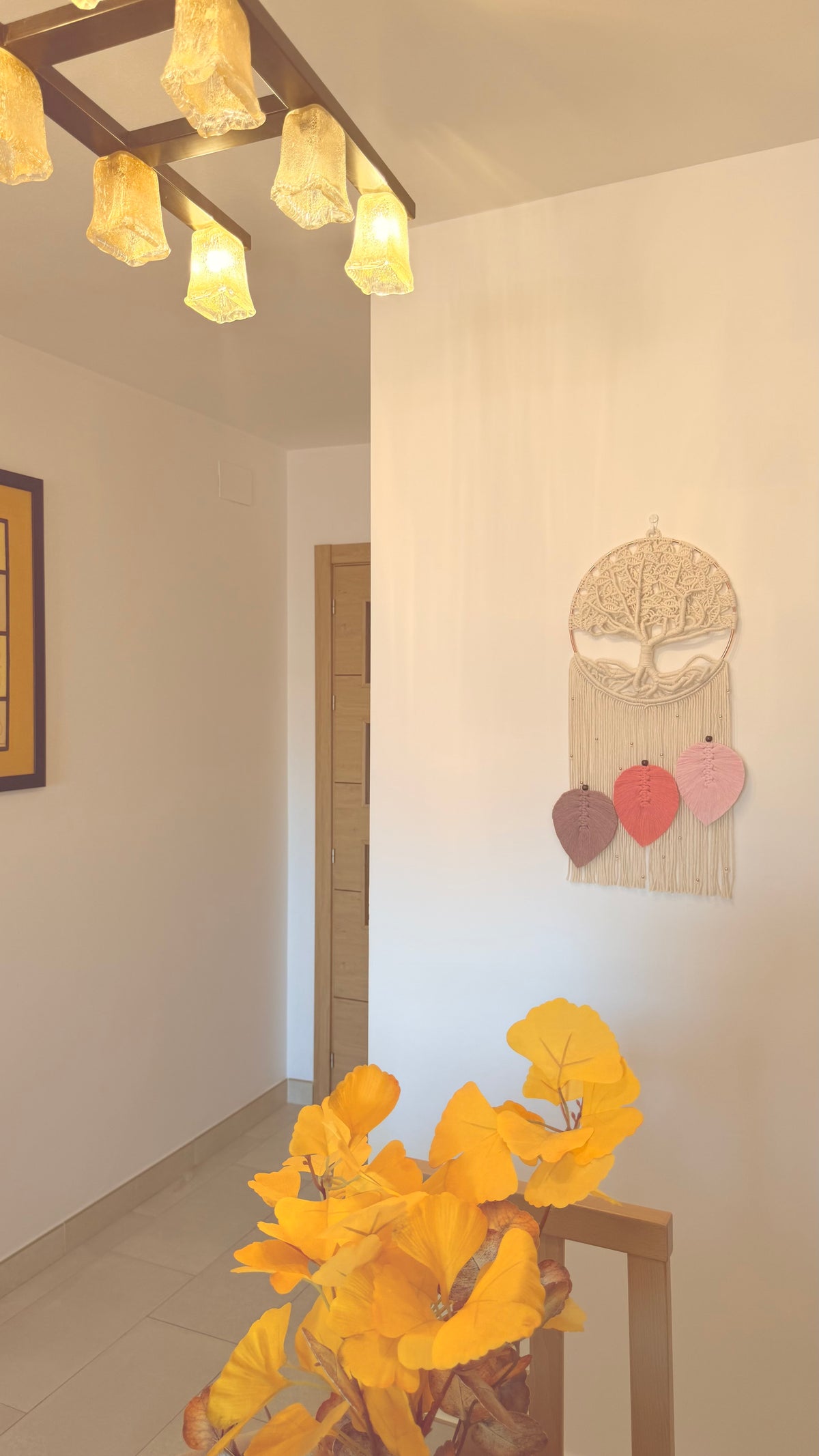 Tapiz Árbol de la Vida en Macramé con Hojas en Escalera y Detalles de Perlas – 30 cm