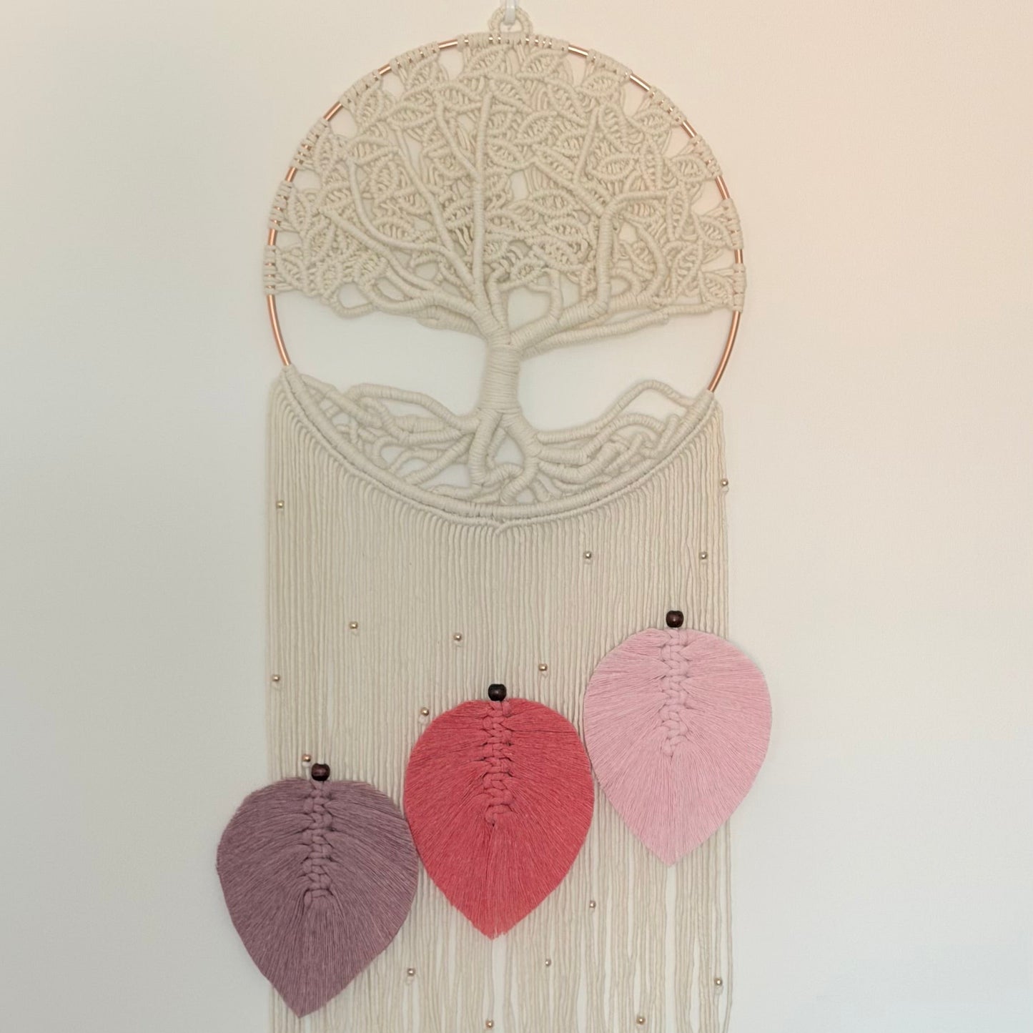 Tapiz Árbol de la Vida en Macramé con Hojas en Escalera y Detalles de Perlas – 30 cm