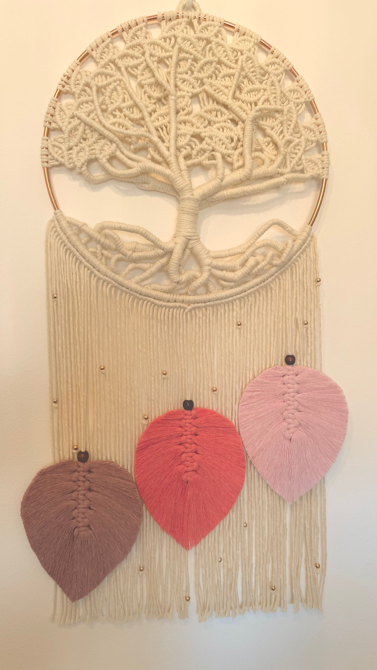 Tapiz Árbol de la Vida en Macramé con Hojas en Escalera y Detalles de Perlas – 30 cm